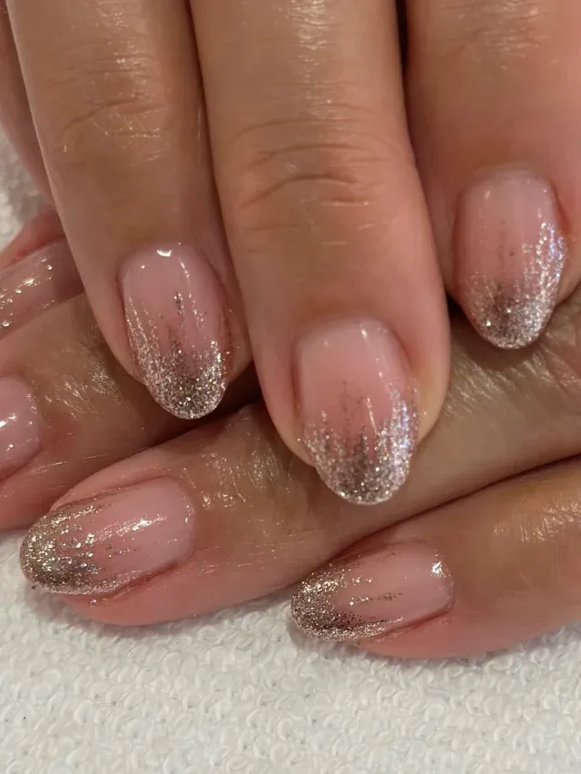 All about the glitter 🤩 #lovenorthcrossrd @polished_dulwich #eastdulwich #eastdulwichnails